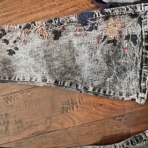 NWT Venus Floral Embroidered Jeans and NWOT Floral Embroidered Jeans - Picture 7 of 9